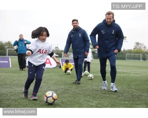 孩子们快乐模仿足球球星展现童真风采与运动激情魅力