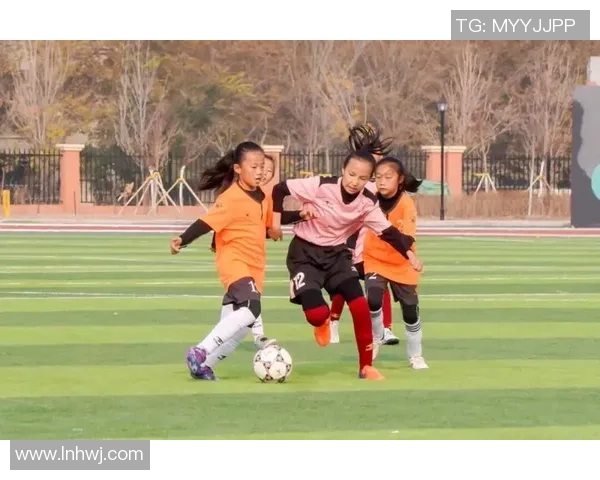 球星携萌娃同场竞技父女共舞绿茵展现足球温情时刻